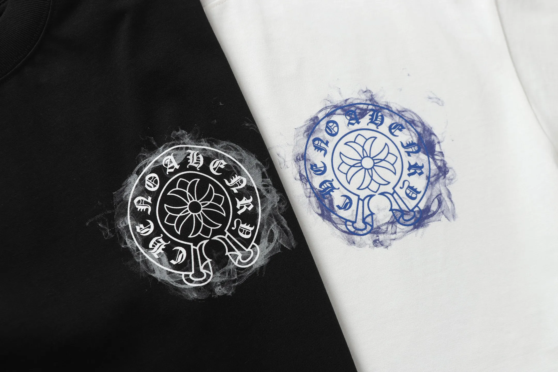 🅿️170 CH/Cro Heart 25ss front and back logo printed logo round neck short sleeves. Fabric: Made of 280g double yarn smooth fabric, high temperature pre-shrunk. The weight is up to 300g. It is equipped with 1x1 thread in the same cylinder. It is not easy to deform after repeated washing. Workmanship: positioning and cutting, oversize loose version, imported glue dot printing. Accessories: original supporting accessories. Color: black white Size: XS-L